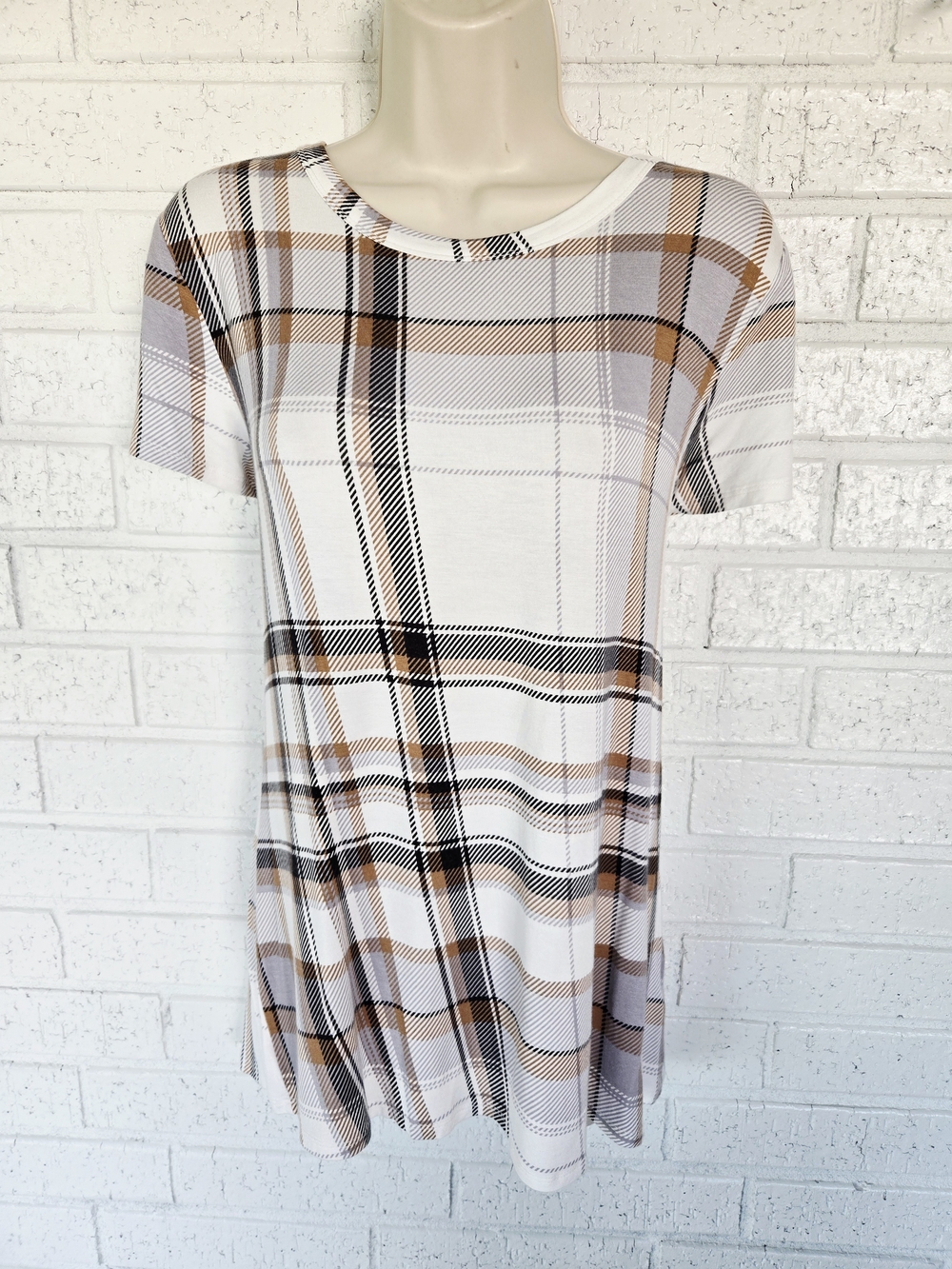 625 Maurices White Plaid Short Sleeve Blouse with Tan and Black